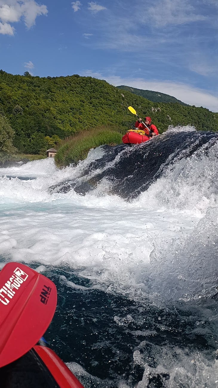 Grigori en el paso alternativo en la orilla izquierda de la última cascada